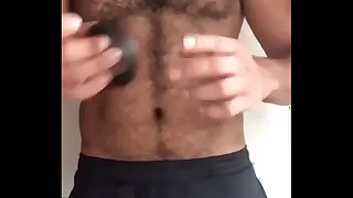 Pelud&atilde;o ensinando a colocar cockring